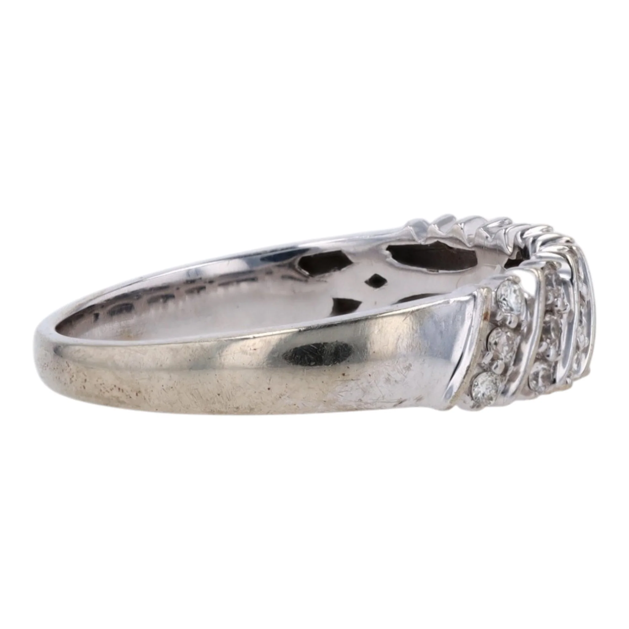 1/6 ctw 10K White Gold Diamond Band Ring - Image 4