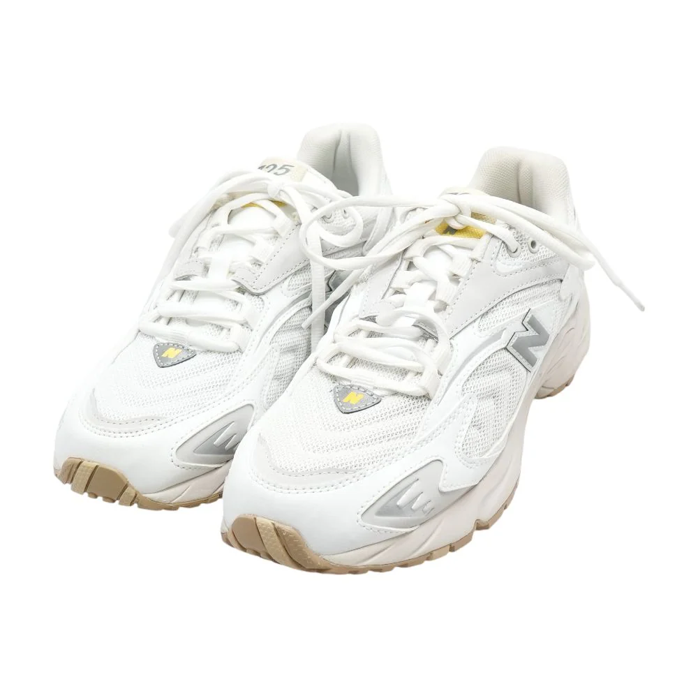 725 White Low Top Athletic Shoes