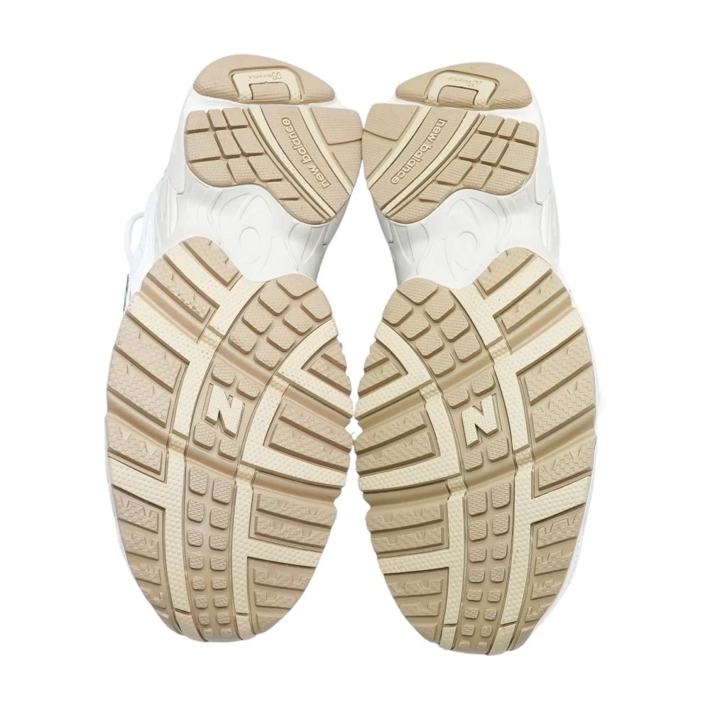 725 White Low Top Athletic Shoes - Image 3