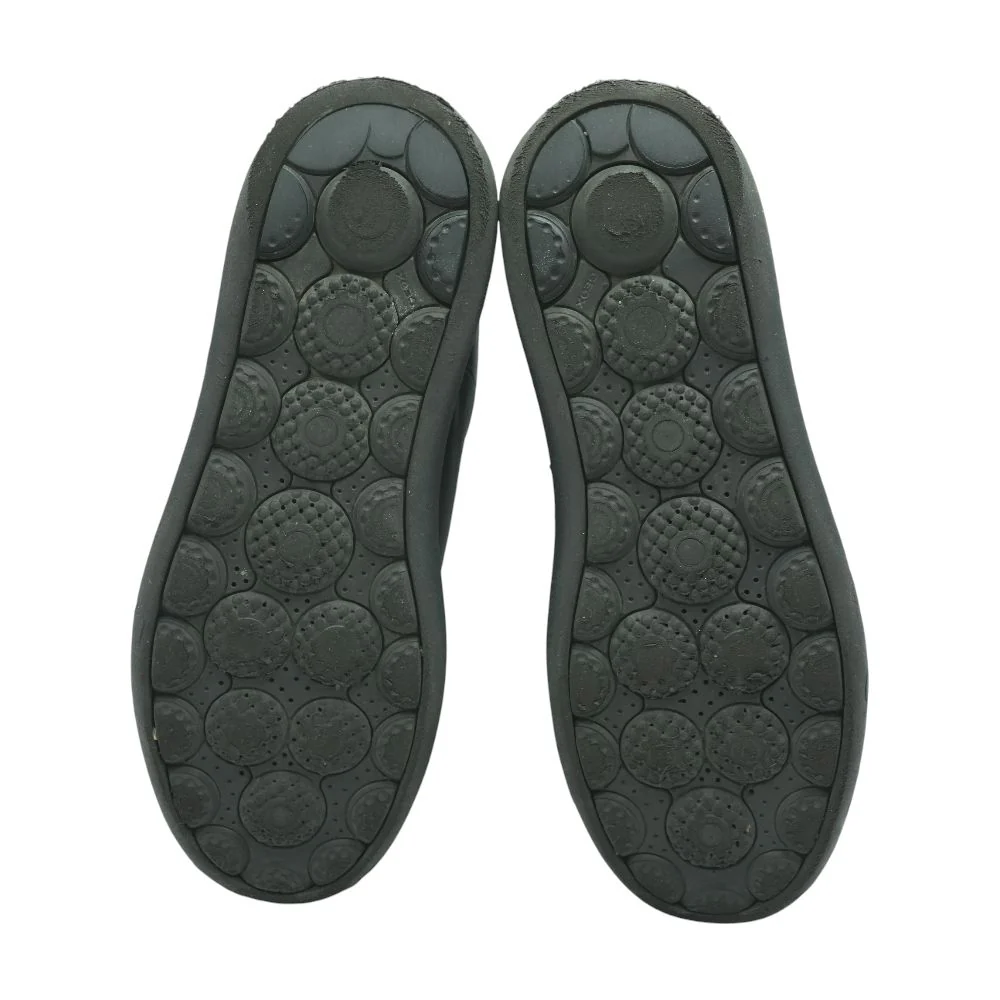 Black Low Top Athletic Shoes - Image 3