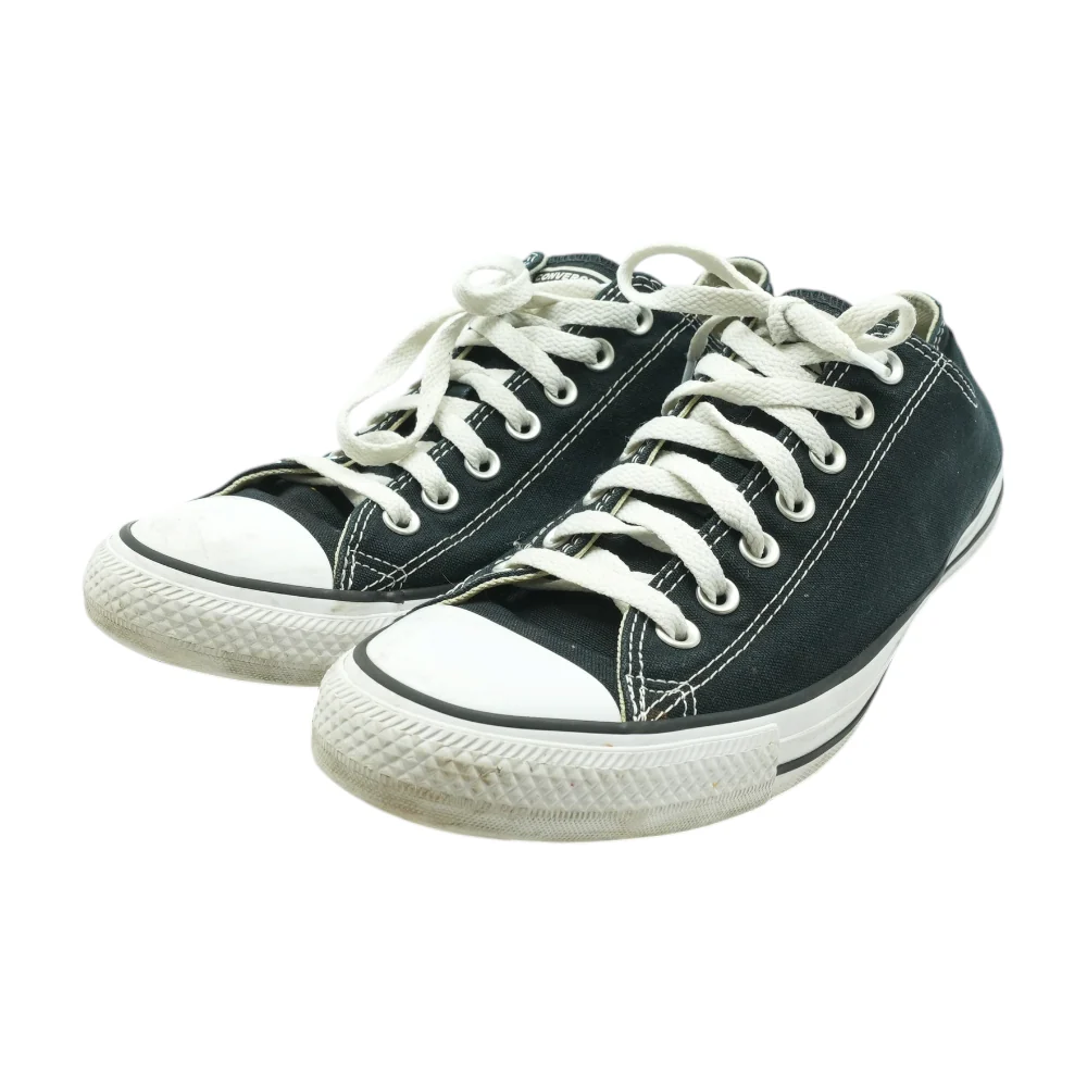 Black Low-Top Athletic Shoes