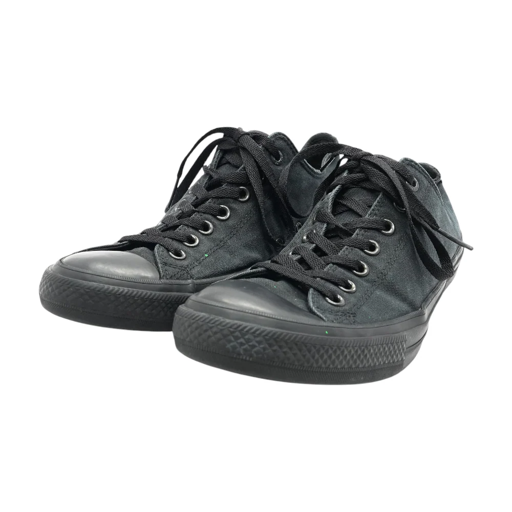 Black Low-Top Athletic Shoes