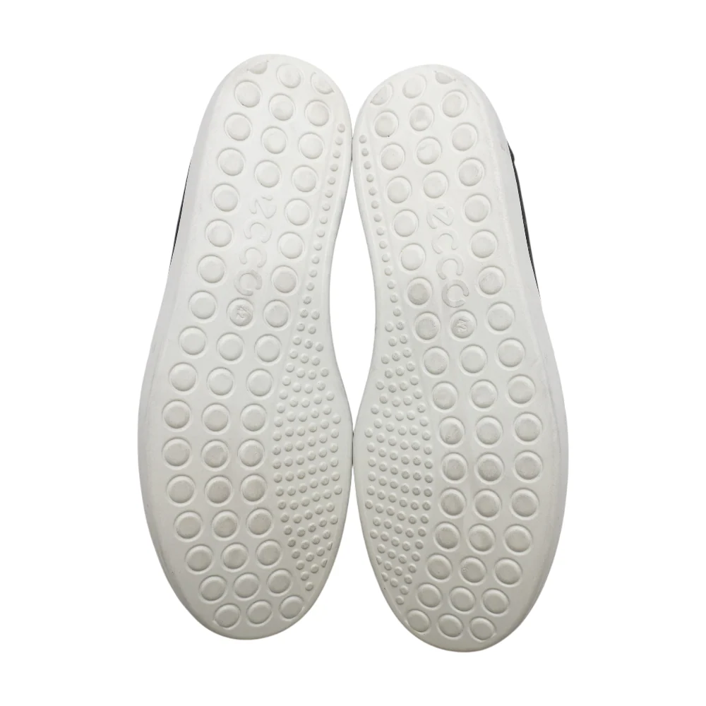 Black Low-Top Athletic Shoes - Image 3