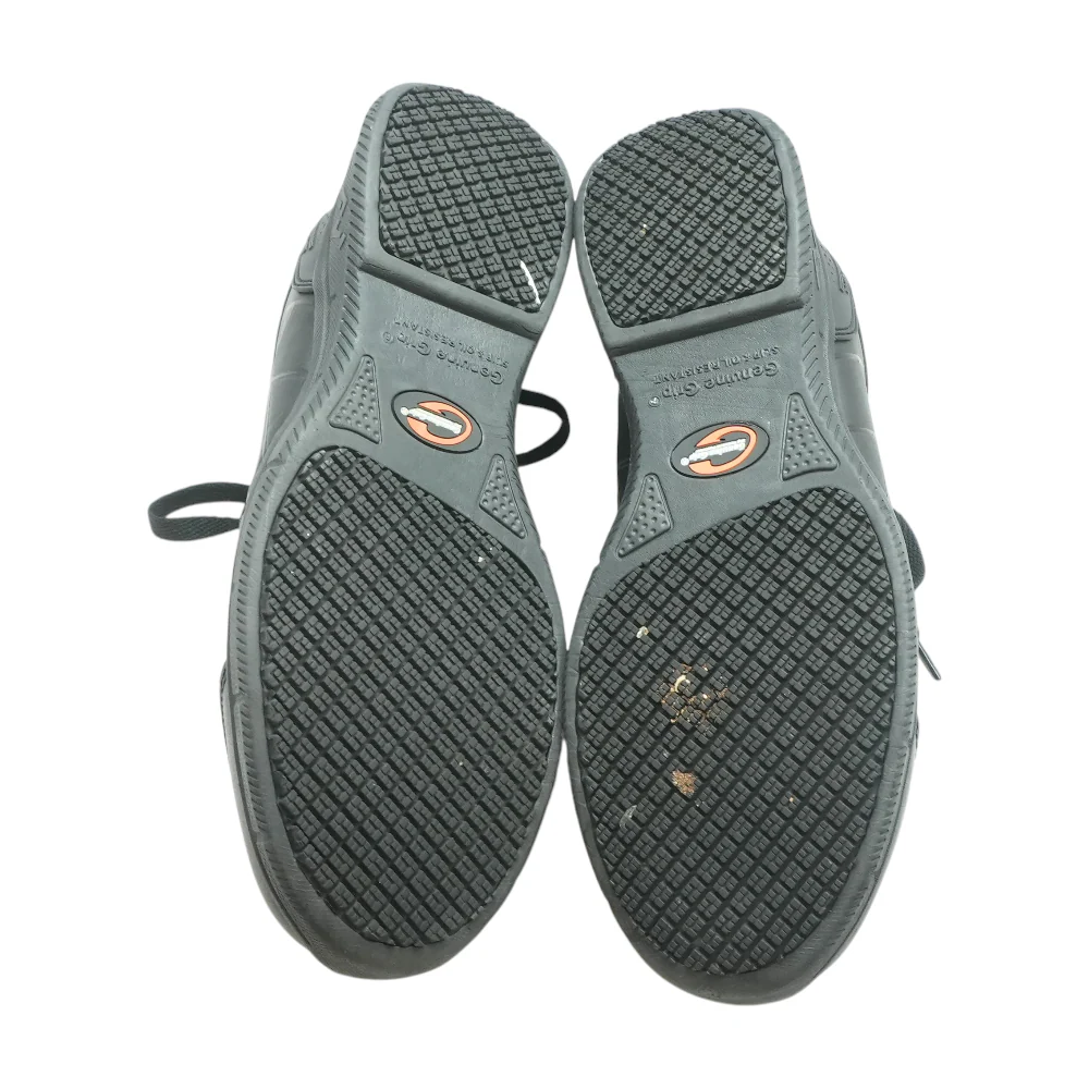 Black Low-Top Athletic Shoes - Image 3