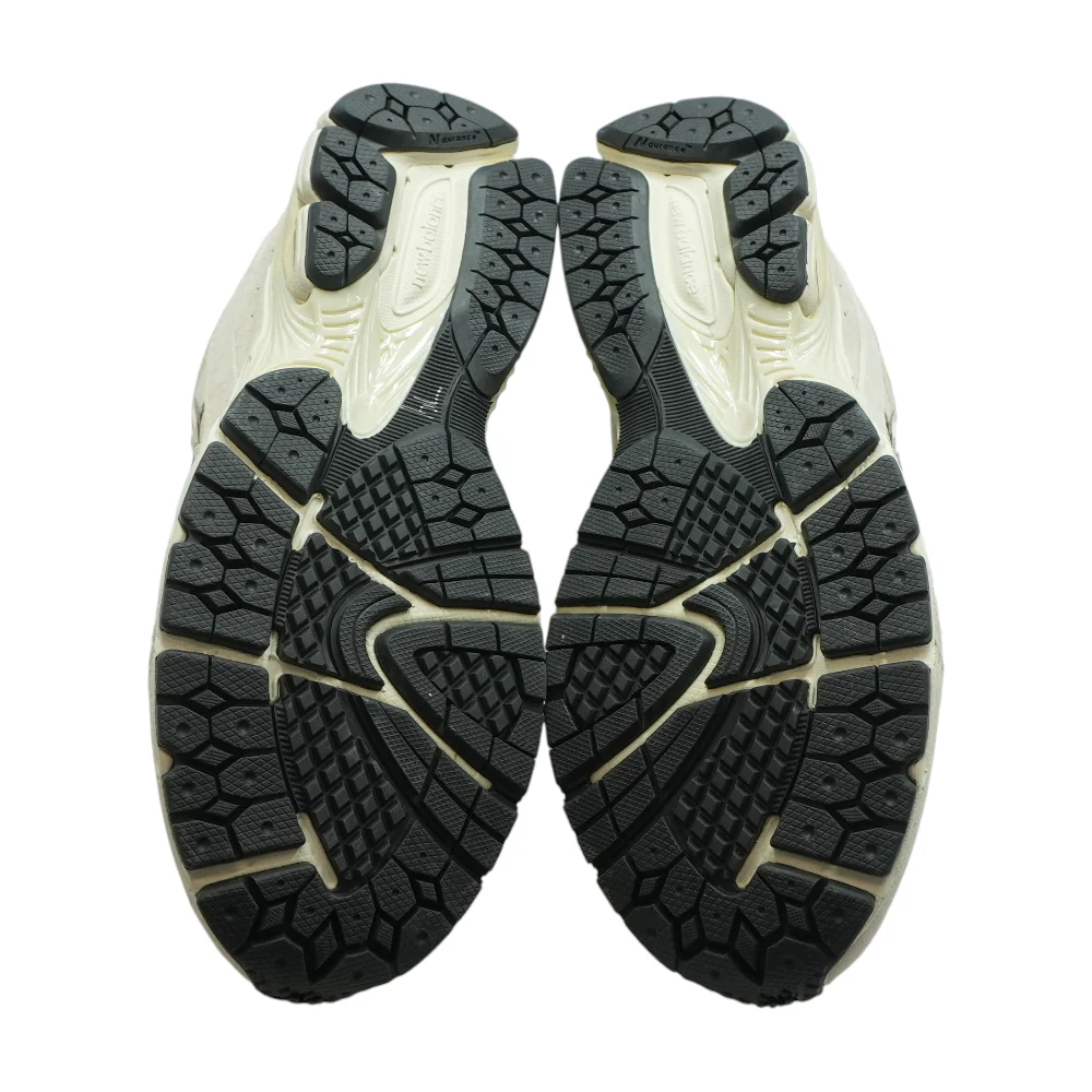 2002 Low-Top Athletic Shoes - Image 3