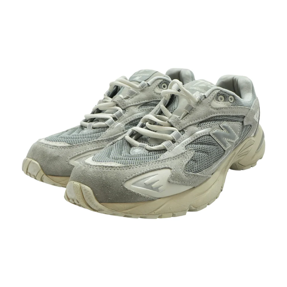 725 Low-Top Athletic Shoes