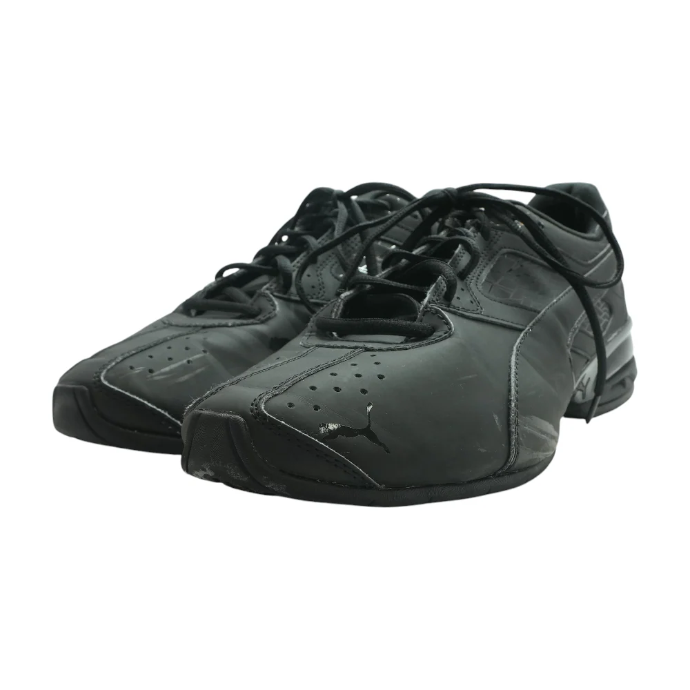 Black Low-Top Athletic Shoes