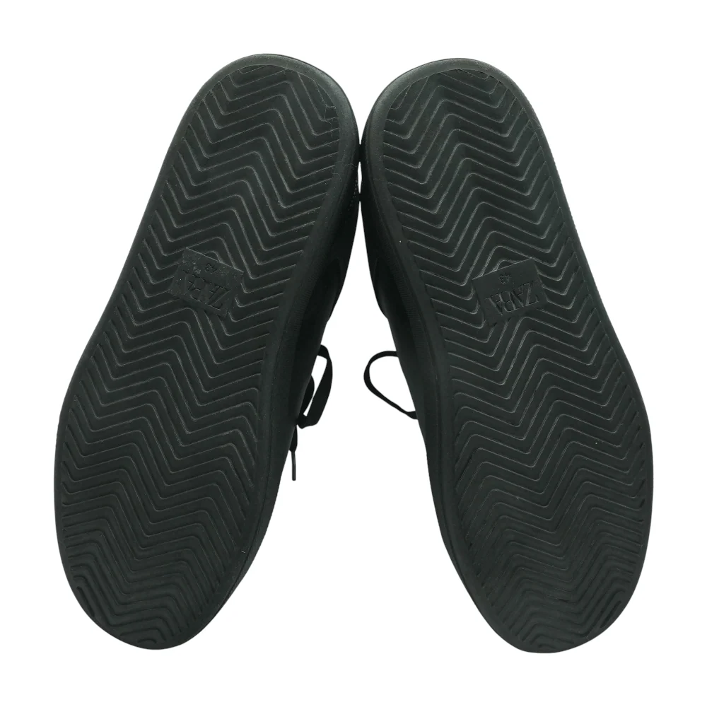 Black Low-Top Athletic Shoes - Image 3