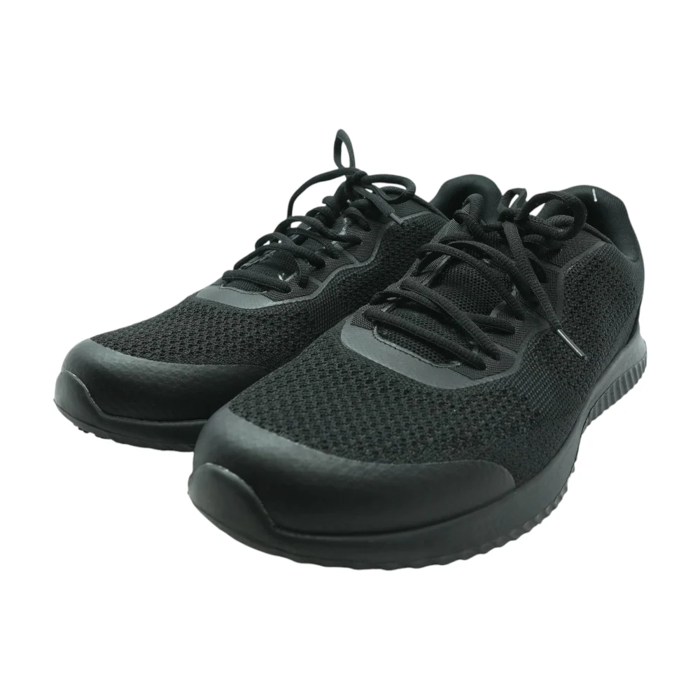 Black Low-Top Athletic Shoes