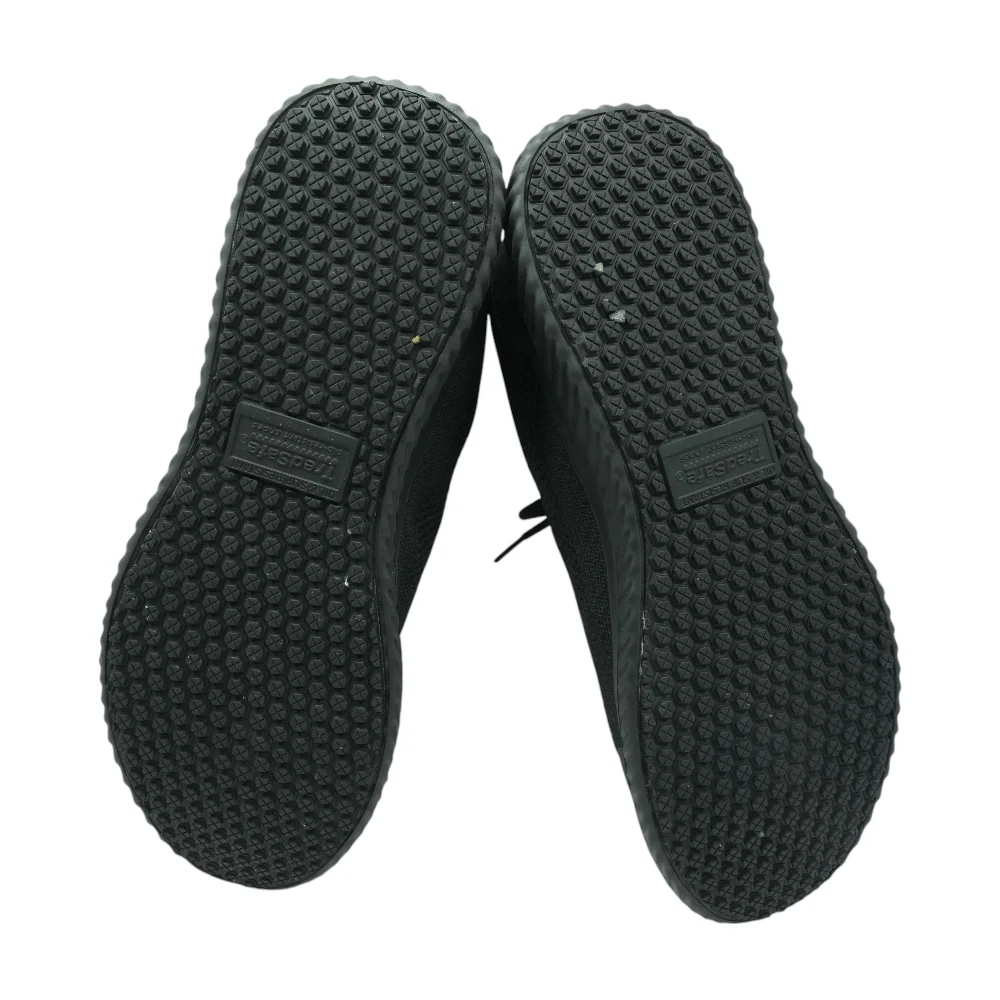 Black Low-Top Athletic Shoes - Image 3