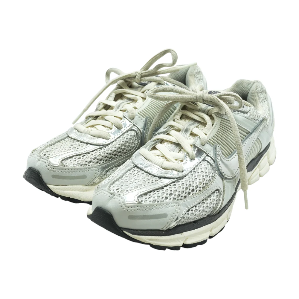 Zoom Vomero 5 Low-Top Athletic Shoes